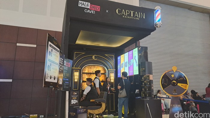 Beberapa pengunjung laki-laki yang ikut memadati beberapa booth Surabaya X Beauty, Minggu (8/2/2026).
