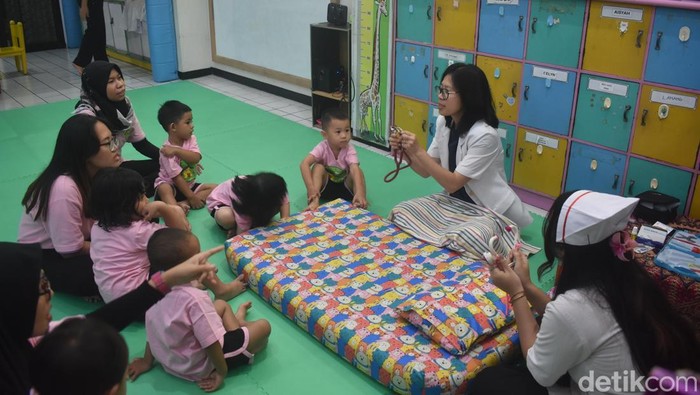 Serunya Belajar Kesehatan Lewat Bermain Peran Jadi Dokter Kecil