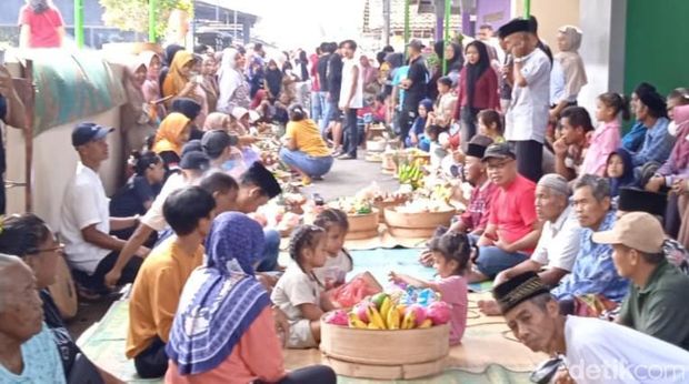Budaya Sadranan tenongan di Glagahwangi, Polanharjo Klaten, Minggu (8/2/2026).