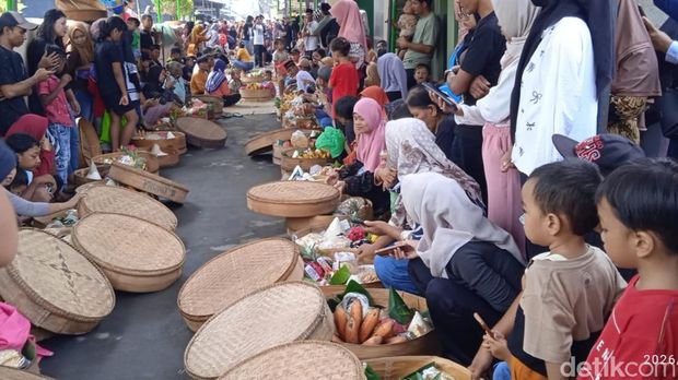 Budaya Sadranan tenongan di Glagahwangi, Polanharjo Klaten, Minggu (8/2/2026).