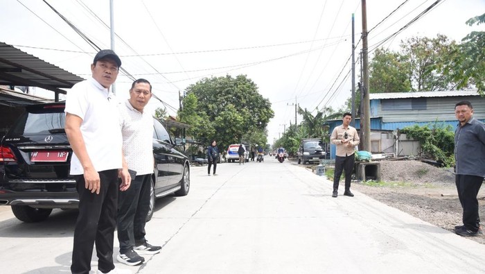 Bupati Subandi tinjau jalan betonisasi di Sawotratap Kecamatan Gedangan