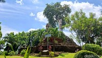 Candi Lor diperkirakan menghadap ke barat. Karena di sebelah barat, ditemukan candi perwara di barat laut dan barat daya. Bekasnya masih ada, tapi sebagian sudah tertutup dan tidak dikenali.