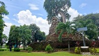 Candi Lor diperkirakan dibangun pada Tahun 859 Saka atau 937 Masehi. Dan oleh Pemkab Nganjuk, berdirinya Candi Lor, ditetapkan sebagai Hari Jadi Nganjuk, diperingati setiap 10 April.
