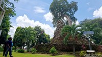 Candi Lor sebenarnya terdapat prasasti, yang telah dipindahkan ke museum nasional. Prasasti itu dikenal sebagai Jaya Stamba atau tugu kemenangan.
