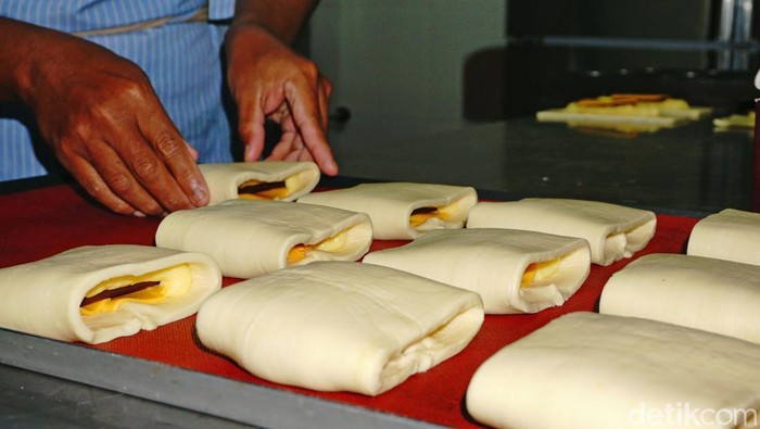 Carpenter’s Bakehouse menghadirkan kafe bergaya homie dengan area indoor nyaman dan semi outdoor menarik untuk menikmati pastry dalam suasana santai.