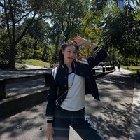 Aura “rich girl vibe” seolah sudah melekat pada Choi Mina Sue. Ia pun diketahui keponakan mendiang Coco Choi, influencer dan pengusaha yang dikenal karena konten unboxing koleksi rumah mode mewah dan vlog traveling. Foto: dok. Instagram @minadori222