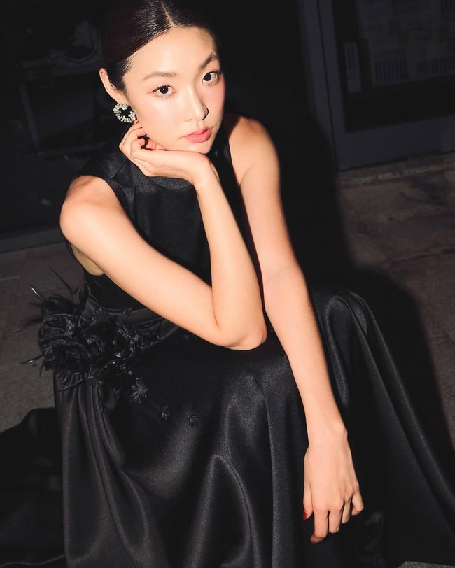 Ketika tujuh dari dua belas episode Single’s Inferno 5 sudah tayang di Netflix, total harga barang mewah yang Choi Mina Sue kenakan dikabarkan mencapai 330 juta won atau setara Rp 3,7 miliar. Foto: dok. Instagram @minadori222