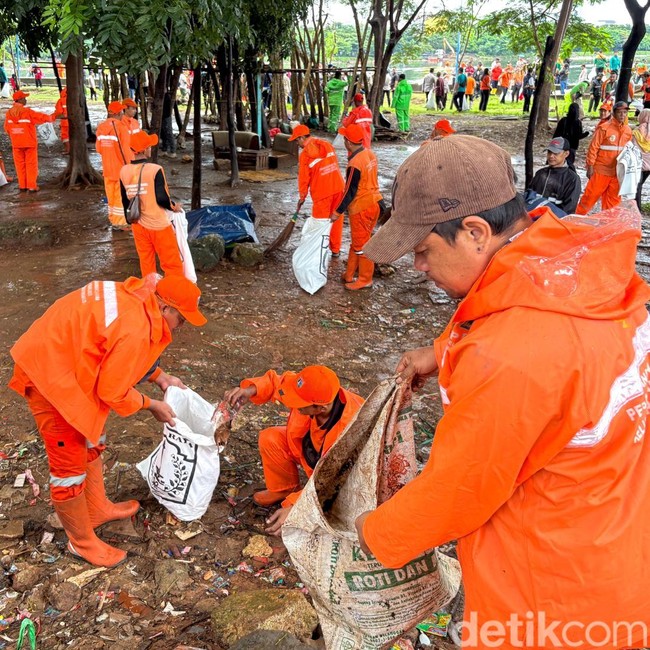 Danau Sunter Dibersihkan, Warga dan Aparat Turun Tangan