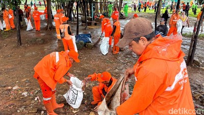 Danau Sunter Dibersihkan, Warga dan Aparat Turun Tangan