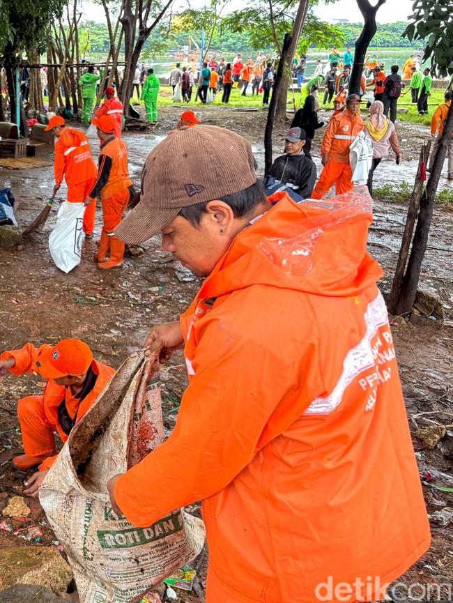 Danau Sunter Dibersihkan, Warga dan Aparat Turun Tangan