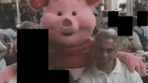 Ada juga foto bareng Piglet nih. Biar lengkap kali ya? (Foto: dok. justice.gov/epstein via Vanity Fair)