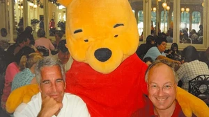 Jeffrey Epstein foto dengan Winnie the Pooh. (Foto: dok. justice.gov/epstein via Vanity Fair)