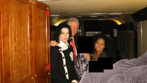 Potret Bill Clinton, Michael Jackson, dan Diana Ross dalam bersama beberapa sosok yang sengaja diburamkan. (Foto: dok. justice.gov/epstein via Vanity Fair)