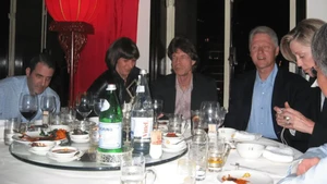 Di salah satu foto dalam Epstein Files tampak Bill Clinton, Mick Jagger, dan Ghislaine Maxwell. (Foto: dok. justice.gov/epstein via Vanity Fair)