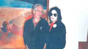 Michael Jackson berpose dengan Jeffrey Epstein di depan sebuah lukisan besar menampilkan seorang wanita. (Foto: dok. justice.gov/epstein via Vanity Fair)