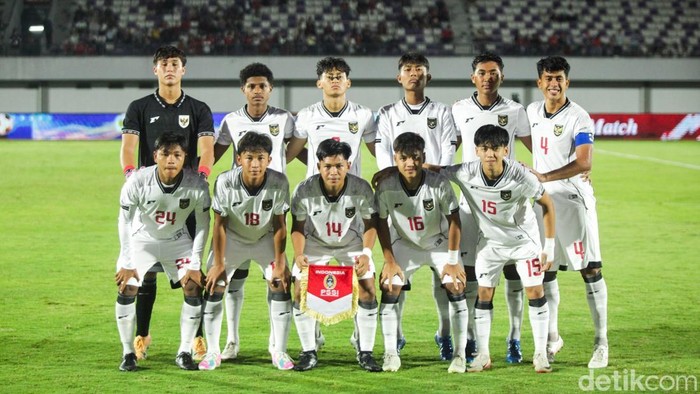 Timnas Indonesia U-17 harus menelan kekalahan telak saat menghadapi China U-17 dalam laga uji coba di Indomilk Arena, Tangerang, Minggu (8/2/2026). 