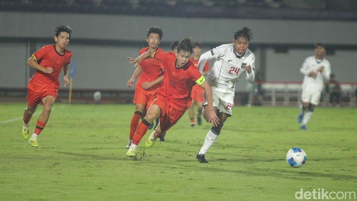 Timnas Indonesia U-17 harus menelan kekalahan telak saat menghadapi China U-17 dalam laga uji coba di Indomilk Arena, Tangerang, Minggu (8/2/2026). 