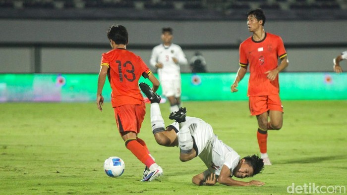 Timnas Indonesia U-17 harus menelan kekalahan telak saat menghadapi China U-17 dalam laga uji coba di Indomilk Arena, Tangerang, Minggu (8/2/2026). Garuda Muda dibantai dengan skor 0-7, menandai malam yang berat bagi skuad asuhan pelatih Indonesia.
