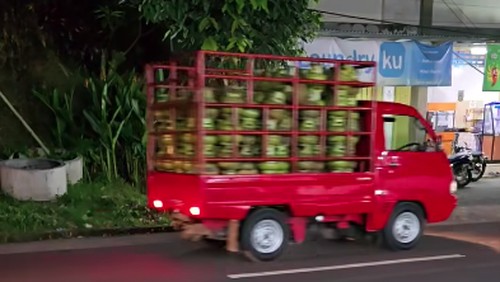 Salah satu mobil yang disebut memuat gas LPG 3 kg untuk dioplos di Jalan Raya Marga, Tabanan.