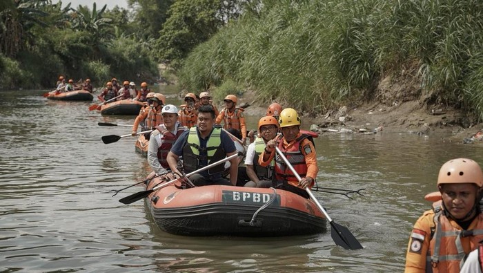 HUT Ke-18, Gerindra Sumut Bersihkan Sungai Deli