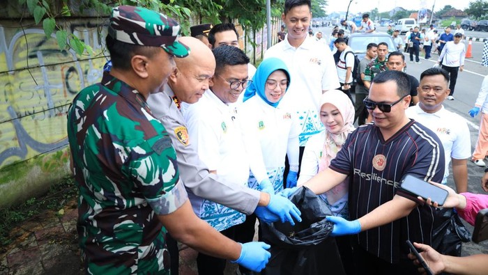 **Gubernur dan Kapolda Banten Bersih-Bersih Jalan, Gerakan Banten Asri jelang Hari Pers Nasional**