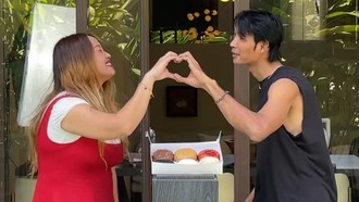 Hebohnya Pinkan Mambo saat Jualan Donat Viral hingga Pisang Goreng Ite