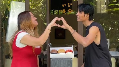 Hebohnya Pinkan Mambo saat Jualan Donat Viral hingga Pisang Goreng Item