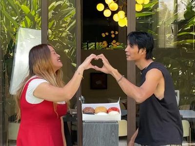 Hebohnya Pinkan Mambo saat Jualan Donat Viral hingga Pisang Goreng Item