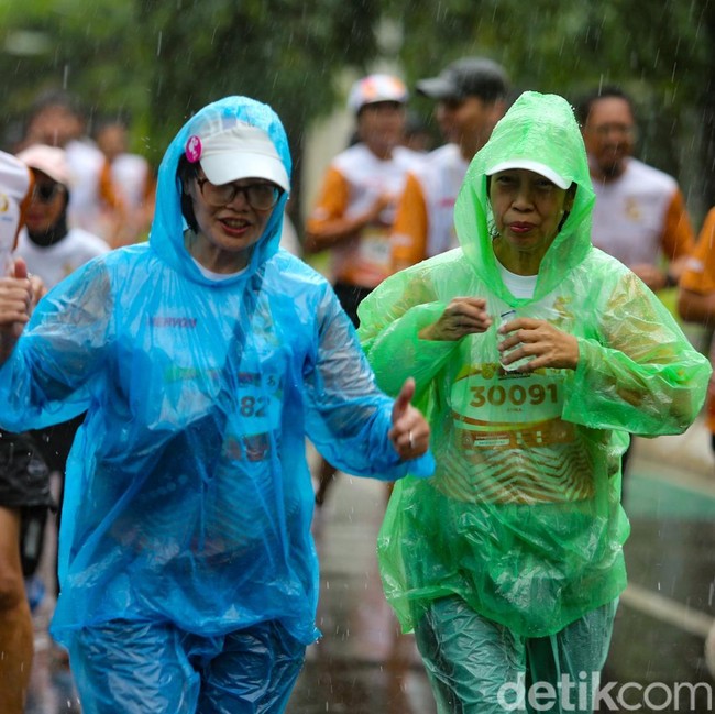 Hujan Tak Surutkan Warga Lari Keliling RI di TMII