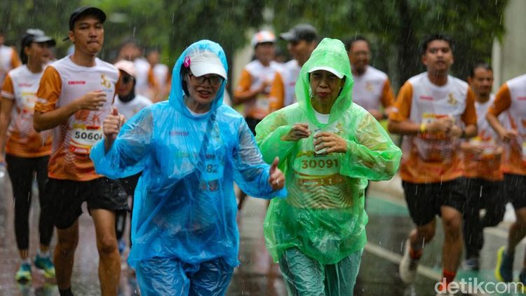 Hujan Tak Surutkan Warga Lari Keliling RI di TMII
