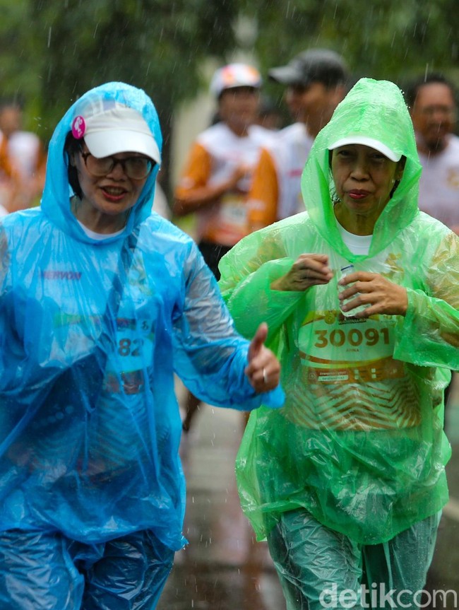 Hujan Tak Surutkan Warga Lari Keliling RI di TMII