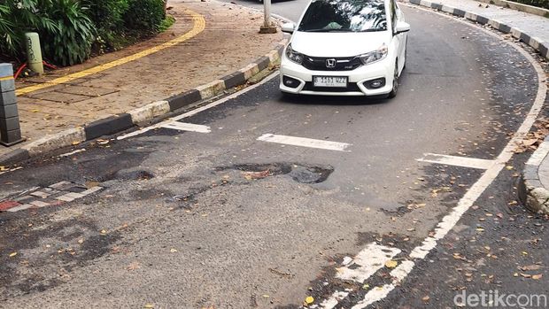 Jalan berlubang di Jaksel. (Adrial/detikcom)