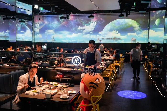 Dari Pelayan ke CEO, Ini Kisah Sukses Petinggi Restoran Hotpot Haidilao