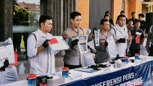 Konferensi pers pengungkapan sindikat judi online yang melibatkan puluhan warga negara India di Mapolda Bali, Sabtu (7/2/2026). (Foto: Abid Ahmad Ibrahim/detikBali)