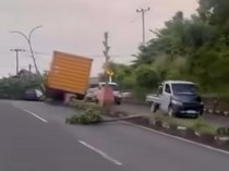 Kontainer Truk di Parepare Jatuh Saat Mendaki, Timpa 2 Tiang Lampu Jalan