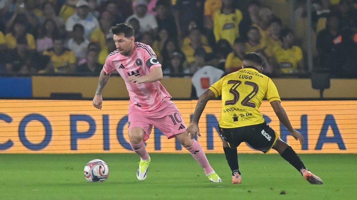 Lionel Messi saat menghadapi klub Ekuador Barcelona SC. (Foto: AFP/MARCOS PIN)