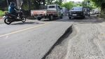 Lubang Menganga di Jalan Sawangan, Pengendara Terancam