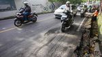 Lubang Menganga di Jalan Sawangan, Pengendara Terancam