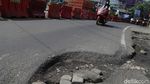 Lubang Menganga di Jalan Sawangan, Pengendara Terancam