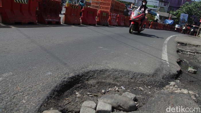 Lubang-lubang besar kembali menganga di sejumlah ruas Jalan Raya Muchtar, Sawangan, Depok, Jawa Barat, dan mengancam keselamatan pengendara. Kondisi jalan yang rusak parah tersebut terlihat di berbagai titik, terutama di kawasan tanjakan Parung Bingung, yang kerap dilalui kendaraan roda dua maupun roda empat, Minggu (8/2/2026).