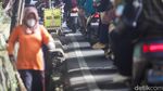 Lubang Menganga di Jalan Sawangan, Pengendara Terancam