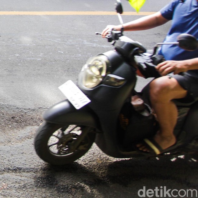 Lubang Menganga di Jalan Sawangan, Pengendara Terancam