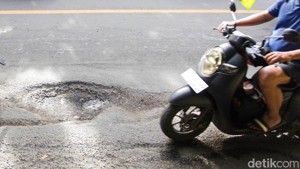 Lubang Menganga di Jalan Sawangan, Pengendara Terancam