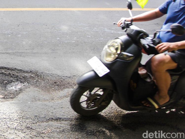 Lubang Menganga di Jalan Sawangan, Pengendara Terancam