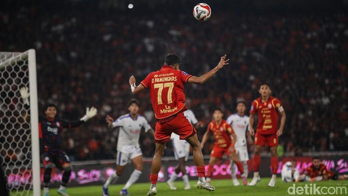 Persija Jakarta harus menelan kekalahan saat menjamu Arema FC di Stadion Utama Gelora Bung Karno (GBK), Senayan, Jakarta, Minggu (8/2/2026). Tim tamu Arema FC berhasil membawa pulang kemenangan dengan skor 2-0, mengakhiri perlawanan tuan rumah Macan Kemayoran.