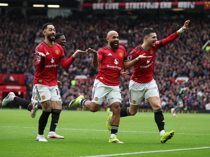 Soccer Football - Premier League - Manchester United v Tottenham Hotspur - Old Trafford, Manchester, Britain - February 7, 2026 Manchester Uniteds Bryan Mbeumo celebrates scoring their first goal with Manchester Uniteds Kobbie Mainoo, Manchester Uniteds Matheus Cunha and Manchester Uniteds Diogo Dalot REUTERS/Phil Noble EDITORIAL USE ONLY. NO USE WITH UNAUTHORIZED AUDIO, VIDEO, DATA, FIXTURE LISTS, CLUB/LEAGUE LOGOS OR LIVE SERVICES. ONLINE IN-MATCH USE LIMITED TO 120 IMAGES, NO VIDEO EMULATION. NO USE IN BETTING, GAMES OR SINGLE CLUB/LEAGUE/PLAYER PUBLICATIONS. PLEASE CONTACT YOUR ACCOUNT REPRESENTATIVE FOR FURTHER DETAILS..