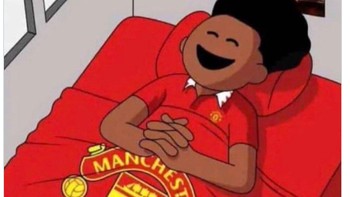 Senyum bahagia fans setelah King MU menang lawan Tottenham Hotspur. Foto: X.com