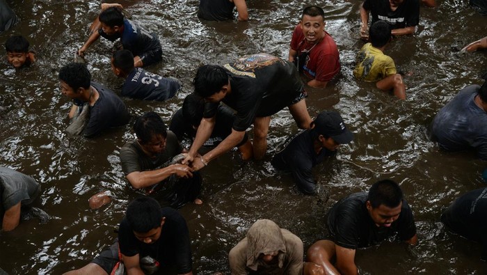 Warga menguras sumber mata air saat Tradisi Nawu Sendang Gotan di Mranggen, Jatinom, Klaten, Jawa Tengah, Sabtu (8/2/2026). Tradisi nawu Sendang Gotan atau menguras sumber mata air serta menangkap ikan bersama-sama warga setempat itu sebagai wujud rasa syukur kepada Tuhan Yang Mahe Esa atas berlimpahnya sumber air sebagai kebutuhan hidup dan pertanian serta guyub dalam merawat lingkungan. ANTARA FOTO/Aloysius Jarot Nugroho