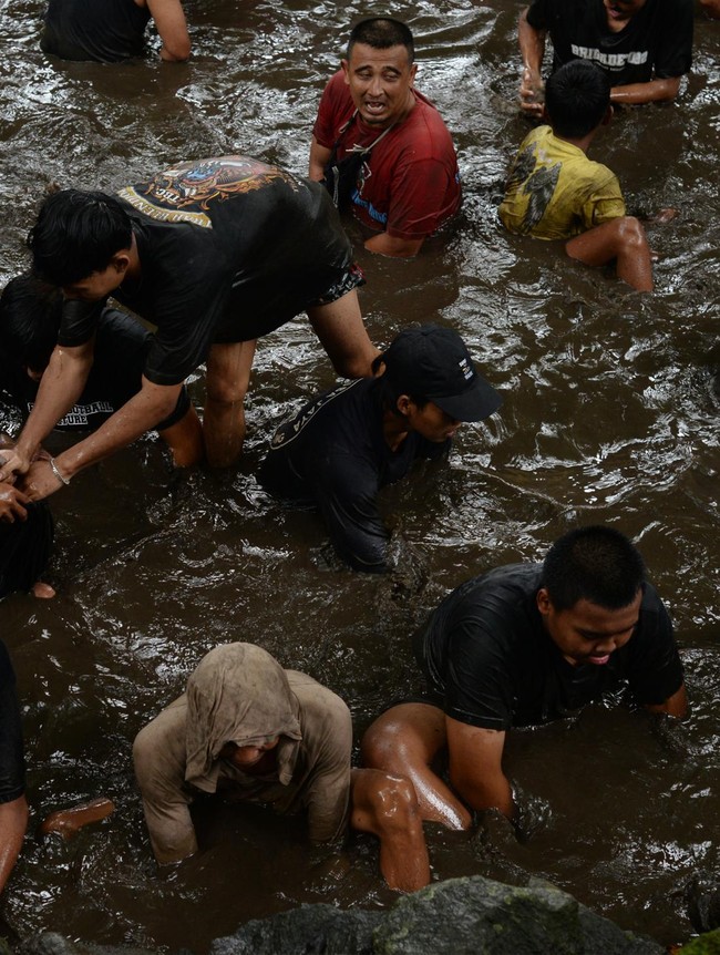 Menguras Sendang dan Menangkap Ikan, Tradisi Nawu Sendang Gotan