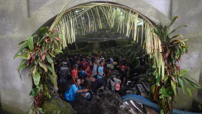 Warga menguras sumber mata air saat Tradisi Nawu Sendang Gotan di Mranggen, Jatinom, Klaten, Jawa Tengah, Sabtu (8/2/2026). Tradisi nawu Sendang Gotan atau menguras sumber mata air serta menangkap ikan bersama-sama warga setempat itu sebagai wujud rasa syukur kepada Tuhan Yang Mahe Esa atas berlimpahnya sumber air sebagai kebutuhan hidup dan pertanian serta guyub dalam merawat lingkungan. ANTARA FOTO/Aloysius Jarot Nugroho